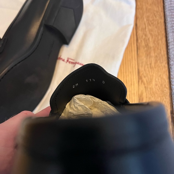 Size 11D Ferragamo men’s loafers. The bit flips over for a black with silver.